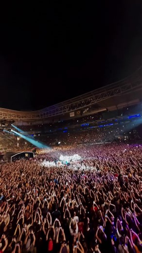 And I’ll be holding on to you, clikkies! Comenta aqui se você estava aí no meio e já tá com saudades. Foi SURREAL! #ClancySãoPaulo #ClancyBrasil 📸 flashbang