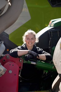 💚 Amelie Gieschen, 24, aus dem Landkreis Verden, ist Lohnunternehmerin mit Herz und Power. Seit ihrem 15. Lebensjahr sitzt sie auf dem Trecker – heute führt sie ihr eigenes Agrarunternehmen. | LAND & FORST