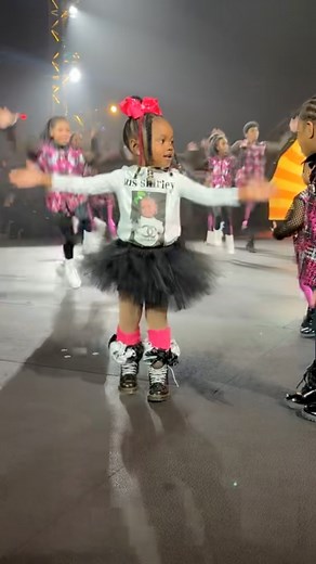 304K views · 10K reactions | MsShirley N HairPhanatik showing all the way out at the Universal Soul Circus in Philadelphia! Bringing that joy, those smiles, and pure Southern Soul energy everywhere she goes! ❤️ #MissShirley #KeepOnSteppin #fy #linedancing | Mike Clark Jr | Facebook