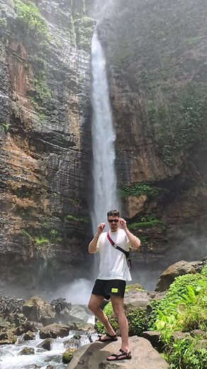 Indonesia’s natural wonders never cease to amaze. The breathtaking Kapas Biru Waterfall and the exotic Ijen Crater. Simply stunning! 18-20 March 3D2N tour Sewu waterfall, Kapas Biru waterfall, Bromo, and Ijen #locatourindonesia #wonderfulindonesia #pesonaindonesia #bromo #ijen #exploreindonesia #eastjava #indonesia #kawahijen