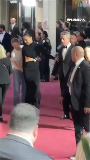 Never pull on Gal Gadot's dress ❌ | Upbeat