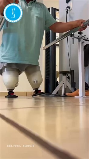 ¿Sabías que no siempre se empieza a caminar con prótesis altas después de una amputación? Si estás en proceso de rehabilitación transfemoral, los stubbies son tus mejores aliados. 🦵✨ Son prótesis cortas, sin articulación en la rodilla y con una base ancha que baja tu centro de gravedad. ¿Su función? 1. Brindar una estabilidad increíble. 2. Fortalecer el tronco y el muñón. 3. Perder el miedo a las caídas. • Es el entrenamiento perfecto antes de pasar a las prótesis definitivas. ¡La clave es la p