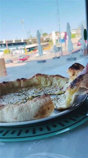 A melhor pizza do mundo agora está em Portugal, feita inteiramente à mão especialmente para você.
