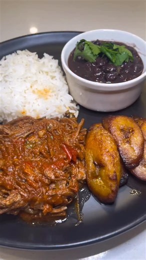 Alex Rios on Instagram: "Authentic Cuban Ropa Vieja (Shredded Braised Beef)🇨🇺🔥 recipe ⬇️ 2 lbs flank steak, cut into large chunks 1 yellow onion thinly sliced 1 green and red bell pepper, thinly sliced 4 cloves garlic, minced 2 tsp oregano 2 tsp cumin 2 tsp smoked paprika 2 tsp salt 1/2 tsp black pepper 1/2 cup dry white wine 1 cup beef broth 16 oz tomato sauce 6 oz tomato paste 2 bay leaves Cut your flank steak into 4-5 inch chunks. Season with salt and pepper. In a pot on medium high heat, 
