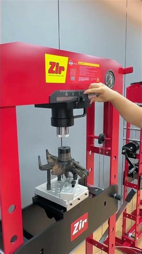 中润Zir Disassembly and Installation of Sheep-horn Bearings for 50-Ton Press