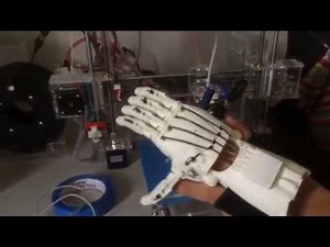 Prótese de mão mecânica feita na impressora 3D.