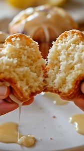 Muffins à la Salade de Fruits Glaçage au sucre à la crème Ingrédients 3 tasses de farine de blé entier ½ tasse de sucre 2½ c. à thé poudre à pâte 1½ c. à thé de bicarbonate de soude Recette en premier Coʍmеոτaire | Recettes de grand-mère