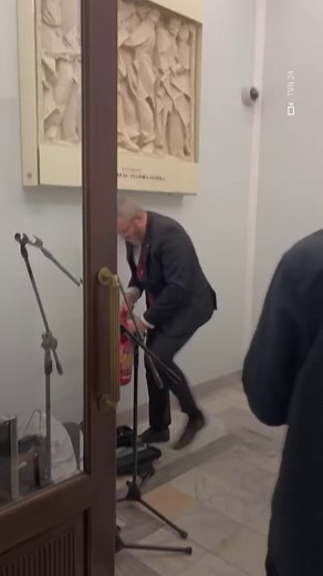 4.2K views · 35 reactions | Le député du parti ultra-nationaliste "Confédération", Grzegorz Braun, a fait usage mardi soir d'un extincteur pour asperger une ménorah. Ce chandelier symbole du judaïsme était illuminé dans le hall du Parlement à l'occasion d'Hanouka. Le parquet polonais a ouvert une enquête contre le député. | Agence France-Presse | Facebook