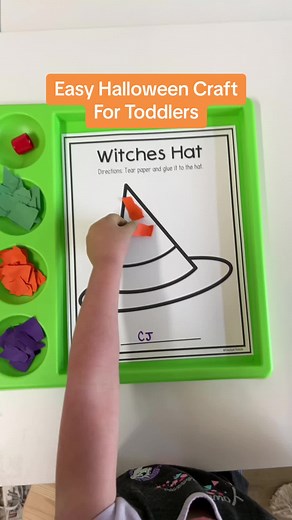 This is a quick, easy and ADORABLE Halloween craft for toddlers! #easyhalloweencraftsforkids #halloweencraft #craftsfortodddlers