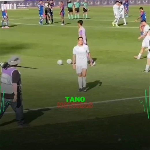 ¡Tenso momento tras la eliminación de Audax Italiano! 😳🇮🇹Luego del 2-2 ante la #UdeChile, Rodrigo Cabral protagonizó un intercambio con hinchas audinos. El descontento por una de las últimas jugadas del partido derivó en gestos y sonrisas del atacante hacia la barra. 👀