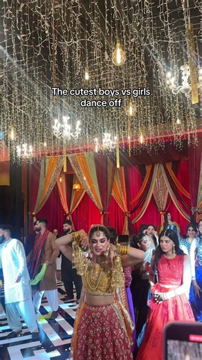 Team bride!! #pakistaniwedding #bride #mehndi #mehndidance #desitiktok #browntiktok #fyp