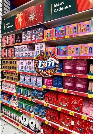 🎁 Coffrets de Noël chez B&M 🎄✨ * Sence Coffret Boîte 11 pcs Vanil — 13,98 € — Réf. 530717 * Sence Coffret Parfum 2 pcs Vanil — 7,98 € — Réf. 530724 * Sence Coffret Cheveux 5 pcs Van Sence — 6,98 € — Réf. 530718 * Sence Coffret 3 pcs Vanilla Cha Sence — 4,98 € — Réf. 530723 * CDU Sence Brume Parfumée 200 ml x3 — 3,98 € — Réf. 530722 * Sence Coffret EDP Mini & Beauty — 7,98 € — Réf. 530736 * Body Collection Coffret Corps 5 pcs — 6,98 € — Réf. 531322 * Sence Coffret Homme 3 pcs Dark O Sence — 8,9