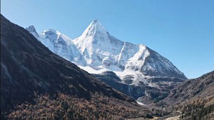 稻城亚丁之洛绒牛场与央迈勇神山