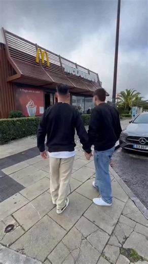 Promessa cumprida! Bruno e Dylan já foram comer hamburgueres e o momento é de chorar a rir #tvguia #bruno #dylan | Revista TV GUIA