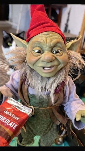 ✨ Do elves give money? The truth is, almost no one understands. #theelfhouse #bañosdeaguasanta