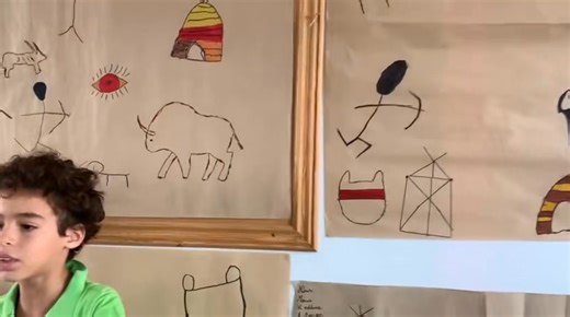 À la découverte de la grotte de Lascaux Les élèves de CM1 ont voyagé dans le temps pour découvrir les incroyables peintures préhistoriques de la grotte de Lascaux. Ils ont observé les dessins d’animaux réalisés par les hommes préhistoriques, puis ils ont, à leur tour, créé leurs propres œuvres en s’inspirant de ces peintures rupestres. Ensuite, ils ont découvert les outils et les armes utilisés à l’époque, comme les lances et les propulseurs. Une belle plongée dans la vie des hommes préhistoriqu