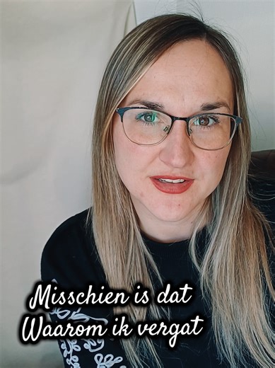 Eerste keer dat ik een gedicht van mijzelf voordraag… best spannend! Het gaat over herinneringen die pas terugkomen als je erover hoort, lang geleden diep weggestopt, in je onderbewuste. Wat roept dit bij jou op? 💭 #poezie #herinneringen #onderbewuste #gedicht #fyp