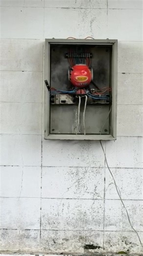 The ELIDE FIRE team in Mali studied the operation of an automatic fire extinguisher, conducting a Risk Management surveillance test to automatically extinguish fires. Installed at risk points, this ball automatically extinguishes fires in homes, during sleepovers, or during overtime work. This extinguisher meets TIS 3413-2565 standards and is licensed under Thai regulations (license number 7091-1/3413). This type of fire is classified as a Class C fire, meaning it involves electrical equipment w