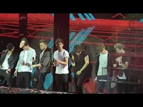 One Direction - Kiss You (5 Seconds of Summer Prank) Manchester 20.4.13
