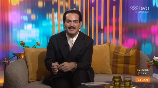 Alex Letic on Instagram: "I veckans Sverige Live Lördag aka landets enda direktsända tv-talkshow gästades jag av ett gäng ikoner jag vuxit upp med att älska. @ateens_official som under 00-tal var femte största ungdomsband i USA är tillbaka med ny musik - och alla kom och hängde i min soffa. Vi snackade om den nya musiken, att växa upp i offentlighet, hur man läker gamla sår och förtalade varandra. En gåshudstund. I sparbaren hörde vi en av Sveriges största poddade, komiker @carltuleus, berätta f