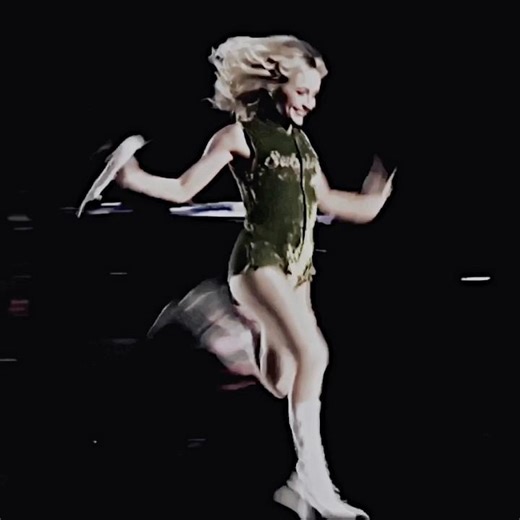 Raise your hand if you live on pretty girl avenue! #edit #viral #fyp #Sabrina #karsens8kcomp