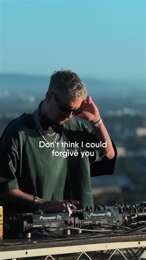 Music sounds better on a rooftop ❤️‍🔥 Full set ➡️ youtu.be/_B99UmnapV8 | Robin Schulz