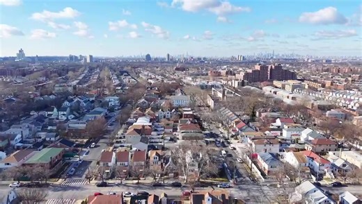 Fresh Meadows – 黄金地段 | 全新装修 独立式住宅 🎆这栋美丽的独立式住宅位于备受追捧的 Fresh Meadows 社区，现正出售。房屋已全面翻新，状况极佳，可拎包入住。 🕌房屋特色： • 独立式单户住宅 占地面积：30x100 英尺 建筑面积：22.8x48 英尺 • 3 间卧室 • 3 间全浴室 1 间半浴室 • 带独立分门入口的已装修地下室 • 现代化装修，配备时尚的嵌入式照明 • LG 品牌家电 • 分体式空调 • 燃气供暖 • 独立车库，共用车道 🕌便利位置： • 靠近圣约翰大学 • 步行 3 分钟即可到达公交车站 • 轻松前往法拉盛缅街 • 靠近学校、商店和主要交通线路 叫价$1,380,000 这是一个绝佳的机会，让您在黄金地段拥有一套全面升级的住宅。欢迎转发月天就上市，