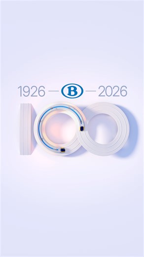 💙 Dit jaar bestaat NMBS 100 jaar. Al een eeuw lang verbindt NMBS mensen, plaatsen en generaties in heel België. Deze verjaardag is een gelegenheid om te vieren wat de trein doorheen de tijd mogelijk heeft gemaakt, en om vooruit te kijken naar de toekomst. Doorheen het jaar zullen verschillende initiatieven worden georganiseerd, onder het motto: 100 jaar. De reis gaat verder. 👉 Meer info: https://miniurl.be/r-6o0f | NMBS