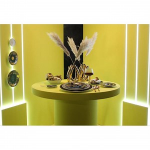 Mit Einflüssen aus dem Orient, der Renaissance und dem Jugendstil baut sich der detailverliebte Dekor aus heraldischen Wappen, Fantasiewesen, Grotesken sowie alten Rosenthal Logos zusammen. Dynasty: die Familiengeschichte Rosenthals in Porzellan verewigt. 💛 Design by Gianni Cinti | Rosenthal