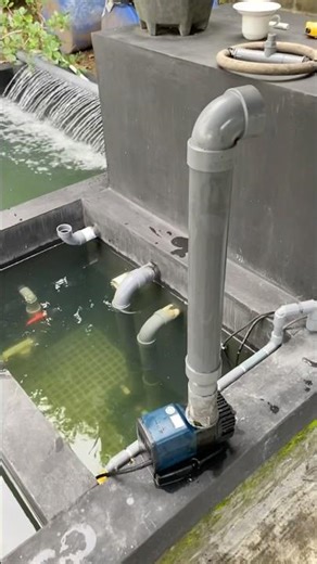 Instalasi pompa di kolam yang baru