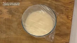 El chef Enrique Sánchez nos sorprende con una Crema Pastelera casera. Ingredientes: 1 litro de leche, 4 huevos, 200 g de azúcar, 75 g de maicena y 1 cucharilla de extracto de vainilla. Una receta casera y de sencilla elaboración que podéis hacer en vuestras casas. Extracto del Canal Sur Cómetelo #españa #sevila #andalucia #recetas #cremapastelera | La Crème de La Crème