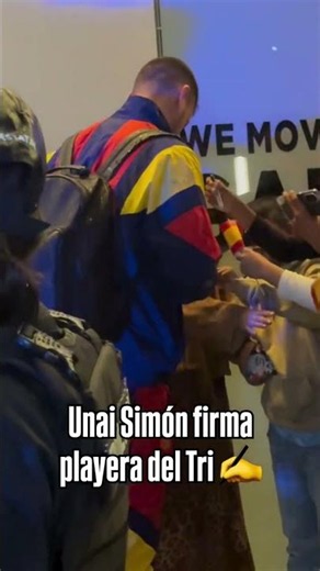 UNAI SIMÓN FIRMA playeras de MÉXICO en la LLEGADA de ESPAÑA a PUEBLA | #shorts