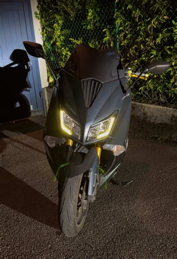 Exploring the Yamaha TMAX 530 Scooter