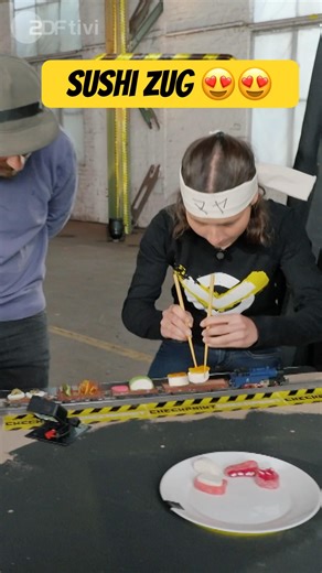 Jungs vs. Mädchen: Wer schafft mehr Gummibärchen-Sushi mit Stäbchen? I Checkpoint ZDF