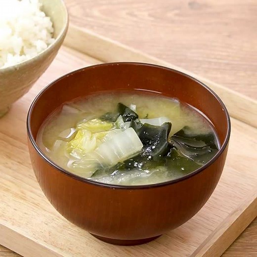 定番汁物♪ 白菜とわかめの味噌汁のレシピ動画・作り方 | デリッシュキッチン