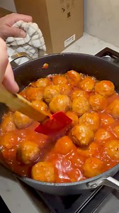 MIE POLPETTE. Metodo, non nostalgia. Carne: 70% manzo (chuck roll) 30% vitello Pane: pane casereccio senza crosta, ammollato nel latte e strizzato leggermente. Il pane non serve a fare volume, serve a trattenere umidità. Uova: 1 uovo ogni 450 g di carne. Aumentare le uova rende la polpetta più compatta, non più morbida. Formaggio: Parmigiano Reggiano 24 mesi, grattugiato fine. Non è un aroma. È una componente strutturale: sale, grasso e umami. Condimenti: sale pepe nero prezzemolo tritato molto 