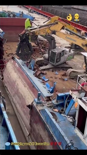 Crushing ferry boat for scrap recycle