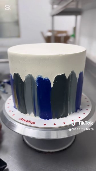 Una verdadera obra de arte hecha pastel 🎂✨. Con un elegante contraste en tonos azul marino, negro y detalles metálicos plateados, este diseño moderno brilla con un estilo único. Perfecto para celebrar un cumpleaños con mucho glamour y sofisticación 🥳💙🎉. #decoracion #paratiiiiiiiiiiiiiiiiiiiiiiiiiiiiiii #paratii #fy #fyppppppppppppppppppppppp