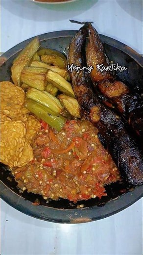 Ide menu harian, lele asap dan sambal mentah bisa bikin lupa diet!