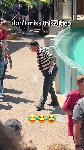 Tom The Mime's Hilarious SeaWorld Performance