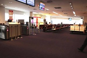 【ボーイング737-800 JAL就航10周年記念🎊】 運航乗務員がポケットから、差し出したものとは…？ もっとお子さまやお客さまとコミュニケーションを図りたい、運航乗務員のそんな想いを形にしました。 JALからお客さまへ、10周年の感謝の気持ちを込めて。 | JAPAN AIRLINES (JAL)