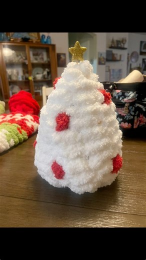 🎄✨ Oh Christmas Tree! ✨🎄 Soft, squishy, and full of cozy cheer, this little chunky knit Christmas tree is ready to brighten up any space! Perfect for holiday decorating or gifting a bit of handmade joy. 💛🧶 #Chunkozy #ChunkyKnitChristmas #HandmadeHoliday #CozyCrafts #ChunkyYarnLove #DIYChristmasDecor | Chunkozy Chic