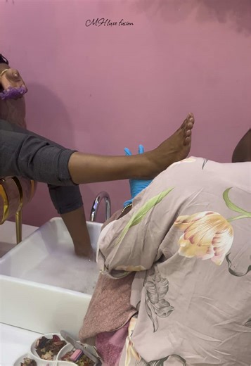 La pédicure, bien plus qu’un soin… un vrai moment de bien-être Détente, légèreté et reconnexion à soi jusqu’au bout des pieds 📍 MH Luxe Fusion – Hann Mariste2, en face de Kya Home 📞 77 840 46 25 #senegal #salon #pourtoi #dakar #senegalaise_tik_tok