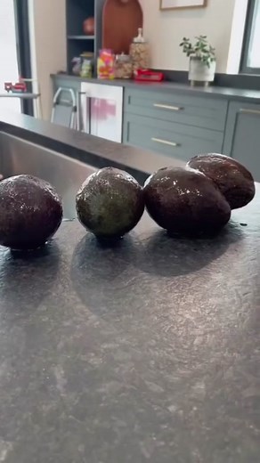 News to me! Adding this avocado hack to the book of life hacks. 😉 🔥like and follow for more Did you know you can melt fat fast with Keto!? 🥑 If you don’t know how to start keto properly and would like to lose 5-10 lbs in the first week alone. 🔥 the keto diet is the most popular way to lose a bunch of weight, AND to finally reach your fitness goals 🔥 on keto you will notice increased energy, increased mental clarity, increased focus. All while getting to eat food you’ll love that leaves you 