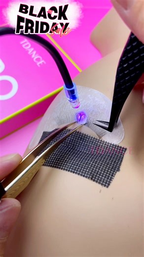 Hey lash babes! 💖 Our Mini UV Tweezer Lamp is back by popular demand! ⚡ Cures lashes in 1-2 sec, totally cordless, and super comfy for clients. Compact, travel-friendly, and perfect for pro lash artists — your kit’s new must-have! ✨ Shop now at tdancelashes.com or download the TDANCE App 🤗 . . . . . . 🇺🇸 𝗨𝗦: 𝘂𝗽 𝘁𝗼 𝟳𝟱% 𝗼𝗳𝗳 🎉 ✨ 𝗡𝗲𝘄 𝘂𝘀𝗲𝗿𝘀: 𝟱𝟬% 𝗼𝗳𝗳 𝘄𝗶𝘁𝗵 𝗰𝗼𝗱𝗲 𝗡𝗘𝗪𝗨𝗦 🚚 𝗙𝗿𝗲𝗲 𝘀𝗵𝗶𝗽𝗽𝗶𝗻𝗴 $𝟴𝟵 (𝟭-𝟰 𝗱𝗮𝘆𝘀) 🇬🇧 𝗨𝗞: 𝟱𝟬% 𝗼𝗳𝗳 𝗮𝗹𝗹 𝗹𝗮𝘀𝗵𝗲𝘀