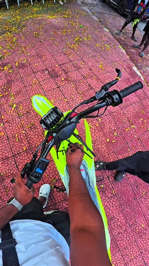 🏍️💚 ¡DESDE ESTADOS UNIDOS APARTÓ SU VALTINSU PARA BARAHONA! 🇺🇸🇩🇴 Braylin nos contactó desde USA para comprar su Valtinsu EM5 Pro verde 🔥 y nos fuimos hasta Paraíso, Barahona, a entregársela a su familiar Jefferson. ✅ Totalmente nueva, 0 KM. ✅ Entrega personal. ✅ ¡Otra Valtinsu en manos de su dueño! 🙏 Gracias por confiar en AMAURI ELECTRIC. 📩 ¿Quieres la tuya? Escríbenos al DM. #AmauriElectric #ValtinsuEM5Pro #Barahona #MotosElectricasRD #republicadominicana