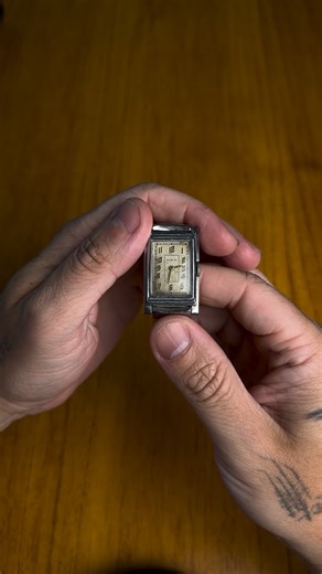 Timewatchvintage on Instagram: "⌚ Elgin Rectangular Art Deco Elgin retangular em verdadeiro estilo Art Déco, com numerais marcantes e caixa no formato Tank — clássico das décadas de 30/40. Peça cheia de personalidade, fina no pulso e com charme vintage autêntico. ⚙️ Movimento mecânico manual 🧭 Design Art Déco 📏 Caixa 24 × 36 mm (aprox.) 👫 Unissex 💰 R$ 690 + frete"