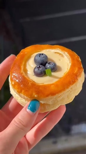 Flaky, creamy, fruity — and ready in 20 minutes! 💙 These Blueberry Puff Pastry Bites are your new go-to summer treat. All you need: 🥐 1 sheet puff pastry (thawed) 🍮 ¾ cup vanilla pudding or custard 🫐 Fresh blueberries 🥚 1 egg yolk (for that golden finish) 🌿 Mint or basil (optional but pretty!) Bake, bite, and enjoy that taste-of-summer magic! ☀️ #Sweetnfresh #bakery #bakerylove #veganbakery #artisanbakery #localbakery #bakerycalgary #sourdoughbread #homemadebread #breadbaking #pastryart #y
