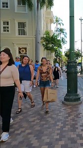 Walking with PEOPLE on WAIKIKI Streets in Hawaii