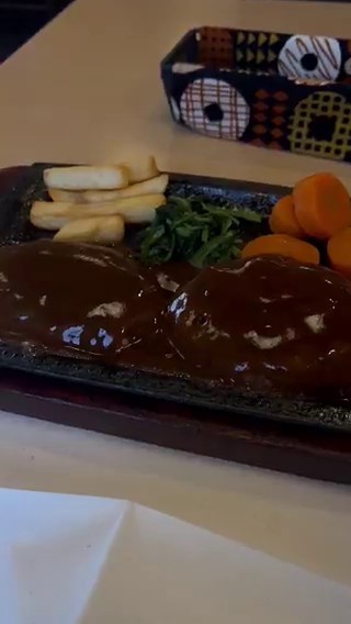 浜松 佐鳴台のパピオットへ。さわやかのルーツとされる店。炭火焼きジャンボハンバーグ350gをデミグラスソースで。さわやかよりミディアムな焼き上がり。牛肉100%で肉肉しい。デミグラスソースもいい。変な形のコーンパンも美味い。地元に根付いた町のレストラン。静かな喧騒で心地よい。美味良店。